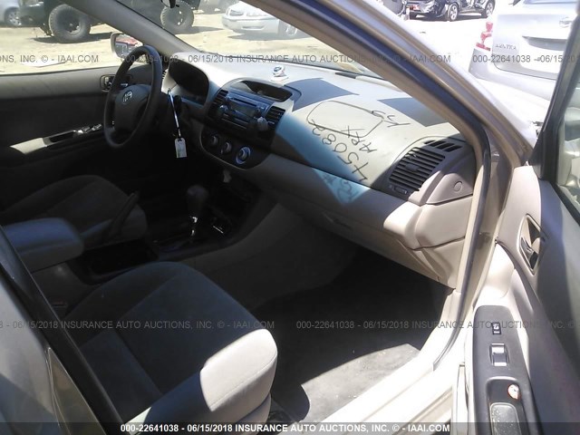4T1BE32K15U427032 - 2005 TOYOTA CAMRY LE/XLE/SE ოქროსფერი ფოტო 5