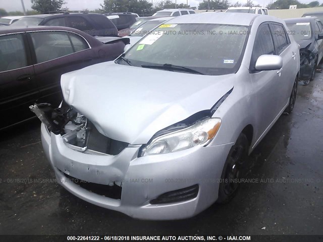2T1KU4EE8AC359774 - 2010 TOYOTA COROLLA MATRIX  SILVER photo 2