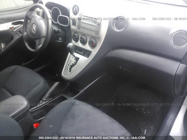 2T1KU4EE8AC359774 - 2010 TOYOTA COROLLA MATRIX  SILVER photo 5