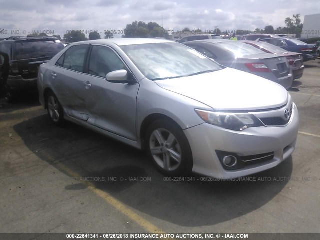 4T1BF1FKXCU176584 - 2012 TOYOTA CAMRY SE/LE/XLE ვერცხლისფერი ფოტო 1