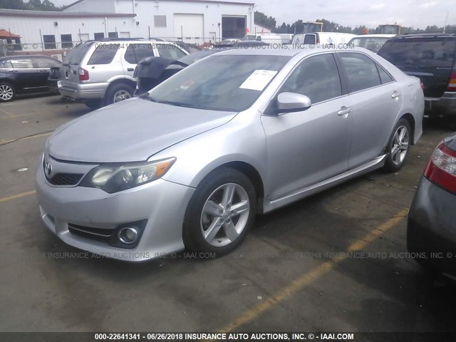 4T1BF1FKXCU176584 - 2012 TOYOTA CAMRY SE/LE/XLE ვერცხლისფერი ფოტო 2