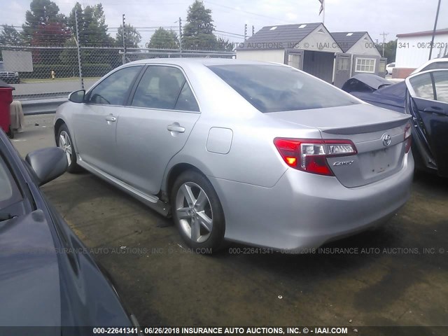 4T1BF1FKXCU176584 - 2012 TOYOTA CAMRY SE/LE/XLE ვერცხლისფერი ფოტო 3