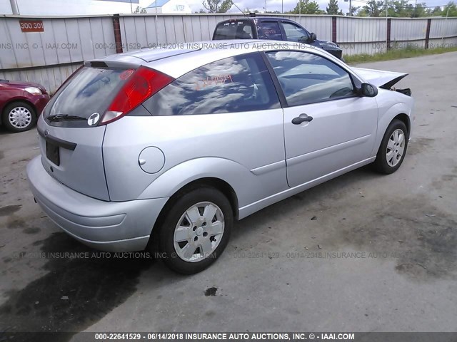 1FAFP31N87W208710 - 2007 FORD FOCUS ZX3/S/SE/SES GRAY photo 4