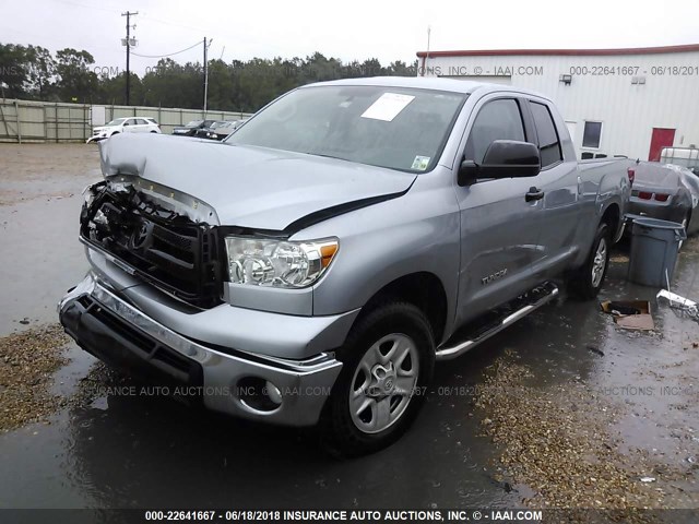 5TFRM5F1XBX024907 - 2011 TOYOTA TUNDRA DOUBLE CAB SR5 SILVER photo 2