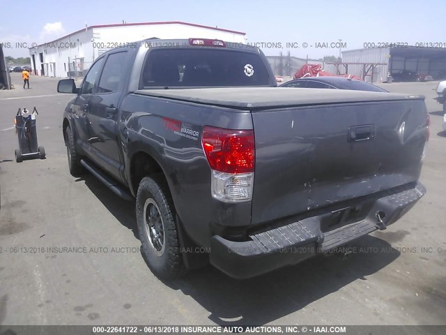 5TFDY5F15BX165947 - 2011 TOYOTA TUNDRA CREWMAX SR5 GRAY photo 3