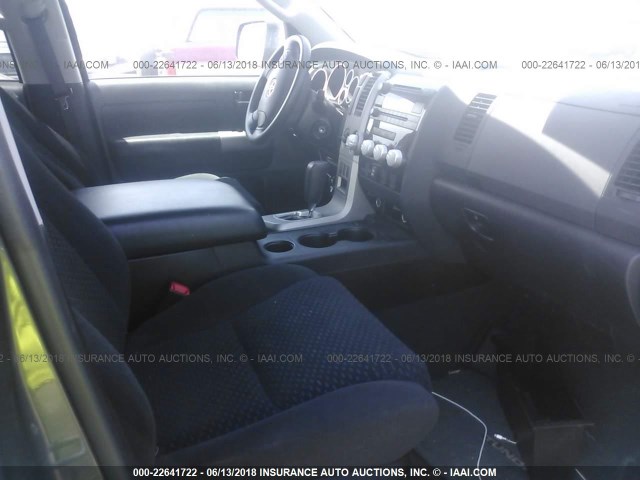 5TFDY5F15BX165947 - 2011 TOYOTA TUNDRA CREWMAX SR5 GRAY photo 5