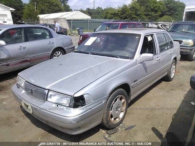 YV1KS9608W1132578 - 1998 VOLVO S90 GRAY photo 2