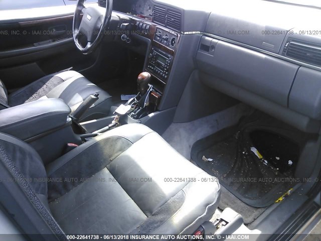 YV1KS9608W1132578 - 1998 VOLVO S90 GRAY photo 5