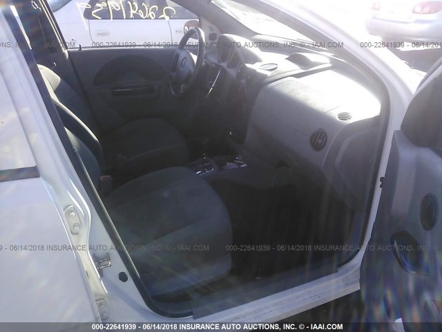 KL1TJ52654B258752 - 2004 CHEVROLET AVEO LS WHITE photo 5