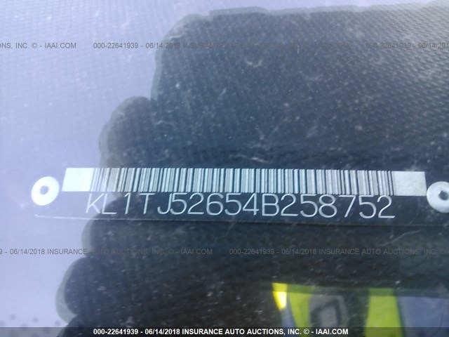 KL1TJ52654B258752 - 2004 CHEVROLET AVEO LS WHITE photo 9