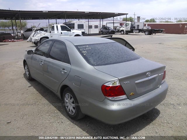 4T1BE32K35U591592 - 2005 TOYOTA CAMRY LE/XLE/SE ვერცხლისფერი ფოტო 3