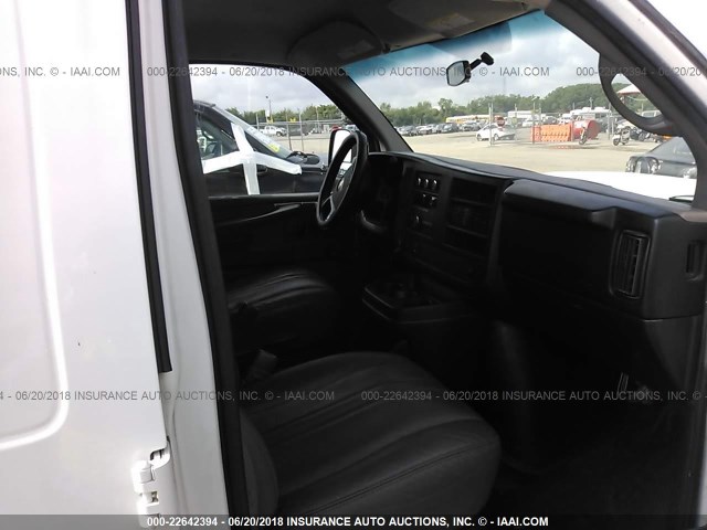 1GCWGFFA2C1116002 - 2012 CHEVROLET EXPRESS G2500  WHITE photo 5