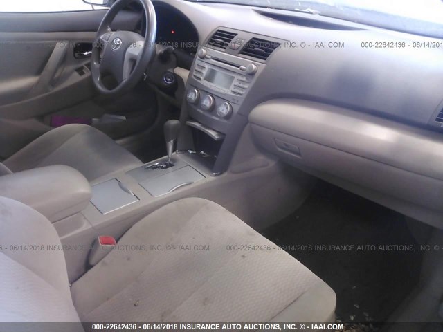 4T4BF3EK3BR127759 - 2011 TOYOTA CAMRY SE/LE/XLE ტურკოუსი ფოტო 5