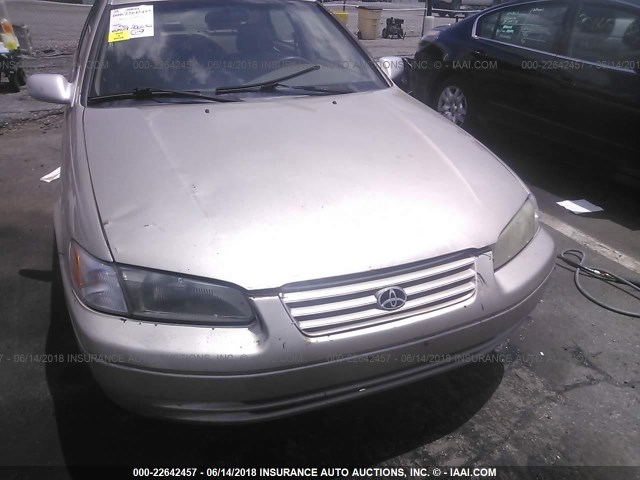 JT2BF22K0W0117662 - 1998 TOYOTA CAMRY CE/LE/XLE 棕色 照片 6