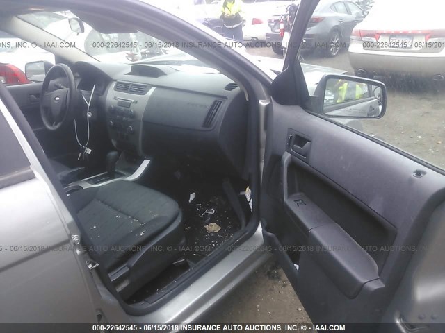 1FAHP35N98W181652 - 2008 FORD FOCUS SE/SEL/SES GRAY photo 5