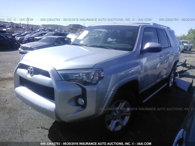 JTEBU5JRXJ5537370 - 2018 TOYOTA 4RUNNER SR5 PREM/LTDL/TRAIL/TRD Srebrny zdjęcie 2