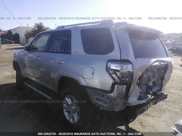 JTEBU5JRXJ5537370 - 2018 TOYOTA 4RUNNER SR5 PREM/LTDL/TRAIL/TRD Srebrny zdjęcie 3
