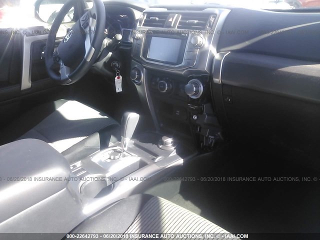 JTEBU5JRXJ5537370 - 2018 TOYOTA 4RUNNER SR5 PREM/LTDL/TRAIL/TRD Srebrny zdjęcie 5