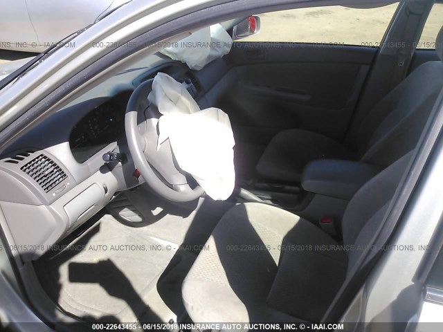 JTDBE32K430165290 - 2003 TOYOTA CAMRY LE/XLE SILVER photo 5