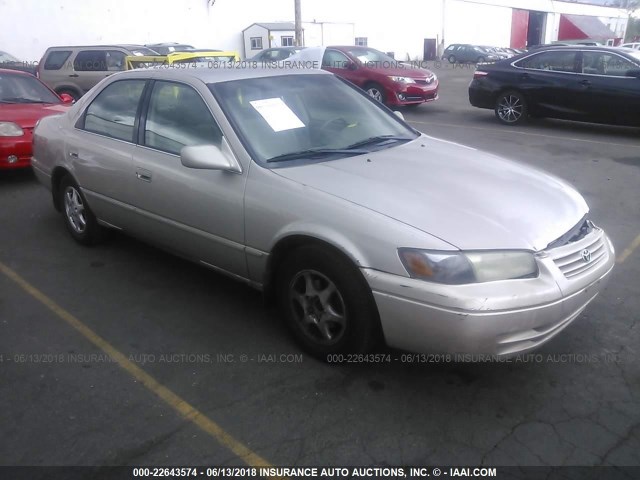 4T1BG22K3WU345549 - 1998 TOYOTA CAMRY CE/LE/XLE GOLD photo 1