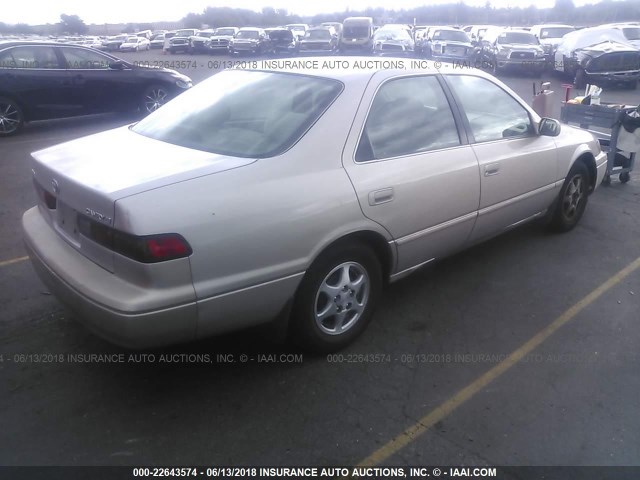 4T1BG22K3WU345549 - 1998 TOYOTA CAMRY CE/LE/XLE GOLD photo 4