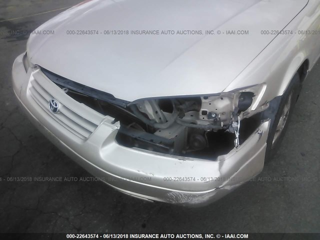 4T1BG22K3WU345549 - 1998 TOYOTA CAMRY CE/LE/XLE GOLD photo 6