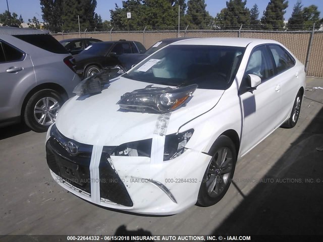 4T1BF1FK2FU106839 - 2015 TOYOTA CAMRY LE/XLE/SE/XSE WHITE photo 2
