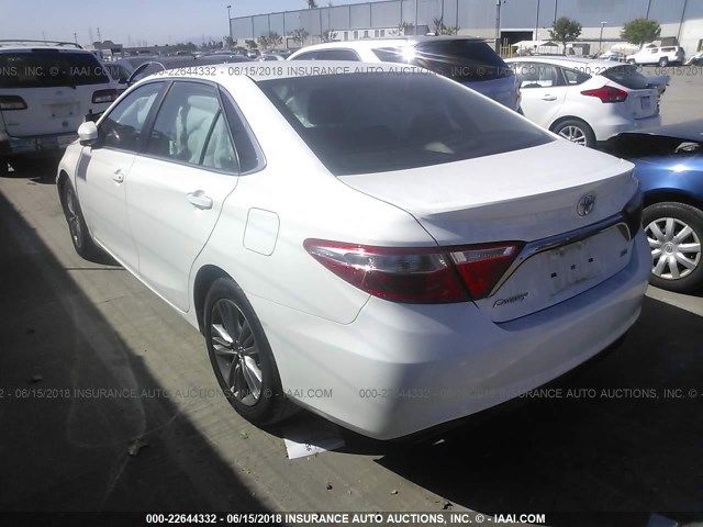 4T1BF1FK2FU106839 - 2015 TOYOTA CAMRY LE/XLE/SE/XSE WHITE photo 3