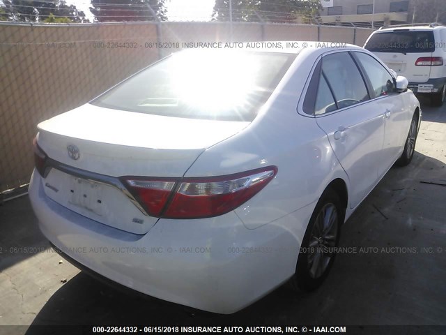 4T1BF1FK2FU106839 - 2015 TOYOTA CAMRY LE/XLE/SE/XSE WHITE photo 4