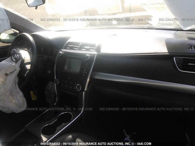 4T1BF1FK2FU106839 - 2015 TOYOTA CAMRY LE/XLE/SE/XSE WHITE photo 5