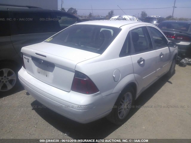 1FAFP34NX7W321487 - 2007 FORD FOCUS ZX4/S/SE/SES WHITE photo 4