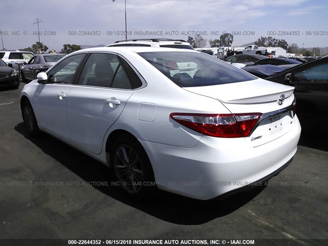 4T1BF1FKXGU511056 - 2016 TOYOTA CAMRY LE/XLE/SE/XSE WHITE photo 3
