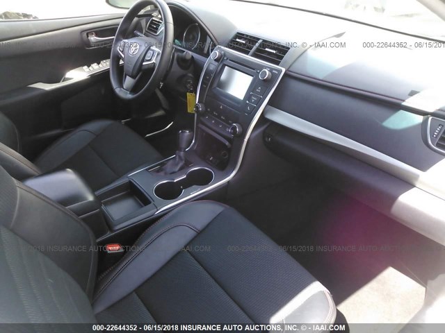 4T1BF1FKXGU511056 - 2016 TOYOTA CAMRY LE/XLE/SE/XSE WHITE photo 5