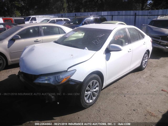 4T1BF1FK1FU015478 - 2015 TOYOTA CAMRY LE/XLE/SE/XSE WHITE photo 2