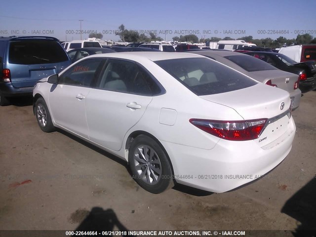 4T1BF1FK1FU015478 - 2015 TOYOTA CAMRY LE/XLE/SE/XSE WHITE photo 3