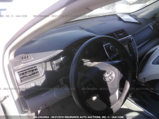 4T1BF1FK1FU015478 - 2015 TOYOTA CAMRY LE/XLE/SE/XSE WHITE photo 5