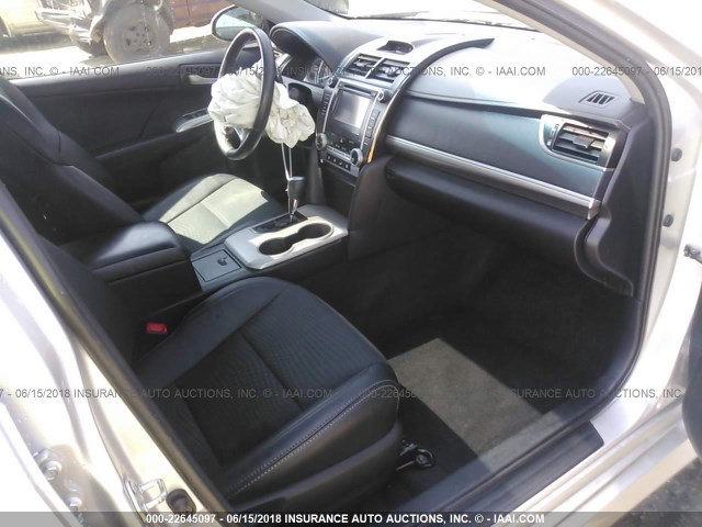 4T1BF1FK9EU331306 - 2014 TOYOTA CAMRY L/SE/LE/XLE 银色 照片 5