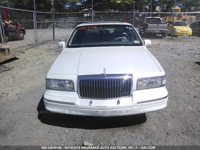 1LNLM82W7VY695146 - 1997 LINCOLN TOWN CAR SIGNATURE/TOURING WHITE photo 6