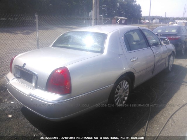 1LNHM82W93Y634979 - 2003 LINCOLN TOWN CAR SIGNATURE SILVER photo 4