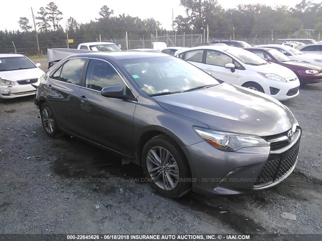4T1BF1FK3HU806355 - 2017 TOYOTA CAMRY LE/XLE/SE/XSE GRAY photo 1