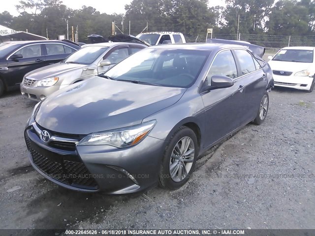 4T1BF1FK3HU806355 - 2017 TOYOTA CAMRY LE/XLE/SE/XSE GRAY photo 2