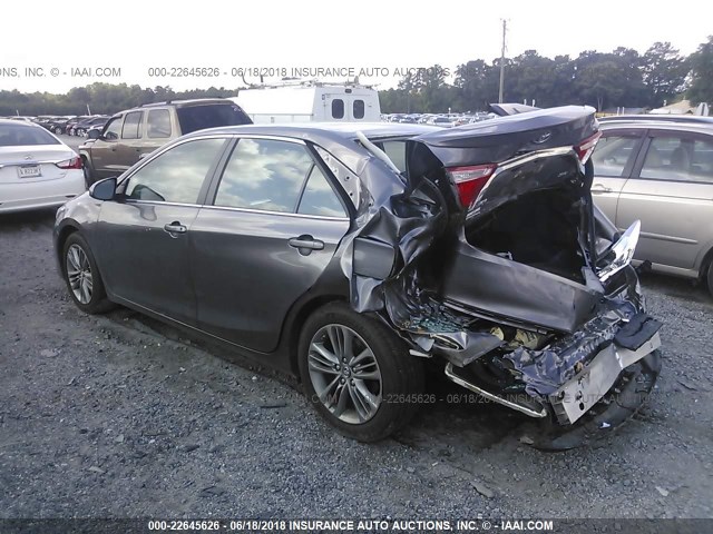 4T1BF1FK3HU806355 - 2017 TOYOTA CAMRY LE/XLE/SE/XSE GRAY photo 3