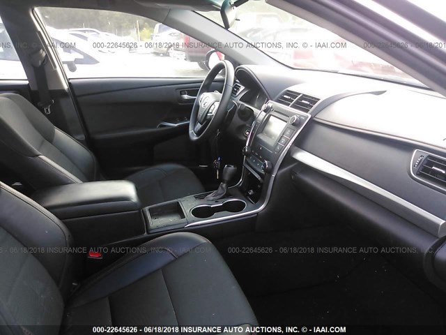 4T1BF1FK3HU806355 - 2017 TOYOTA CAMRY LE/XLE/SE/XSE GRAY photo 5