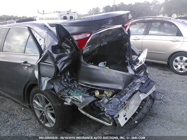 4T1BF1FK3HU806355 - 2017 TOYOTA CAMRY LE/XLE/SE/XSE GRAY photo 6