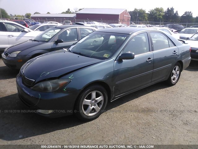 4T1BF32K22U520568 - 2002 TOYOTA CAMRY LE/XLE/SE ნაცრისფერი ფოტო 2