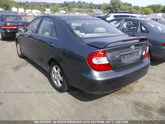 4T1BF32K22U520568 - 2002 TOYOTA CAMRY LE/XLE/SE ნაცრისფერი ფოტო 3