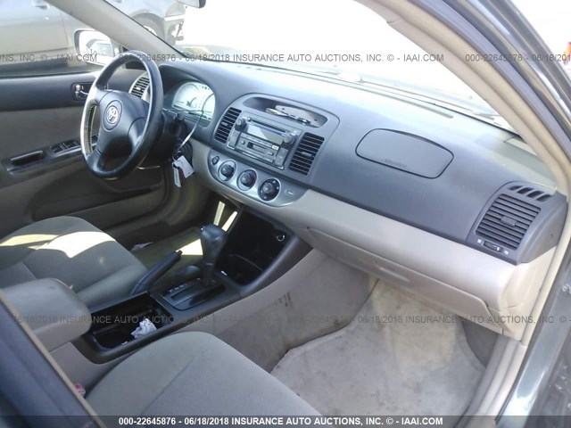 4T1BF32K22U520568 - 2002 TOYOTA CAMRY LE/XLE/SE ნაცრისფერი ფოტო 5