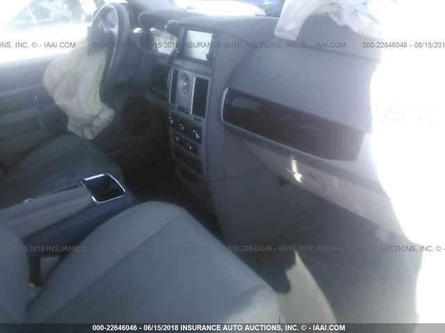 2A8HR54189R639943 - 2009 CHRYSLER TOWN & COUNTRY TOURING SILVER photo 5