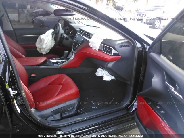 4T1BZ1HK2JU014711 - 2018 TOYOTA CAMRY XSE/XLE BLACK photo 5
