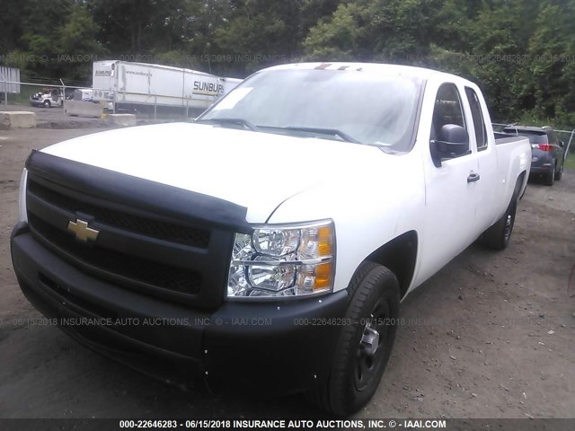 1GCSCPE00AZ195631 - 2010 CHEVROLET SILVERADO C1500 WHITE photo 2